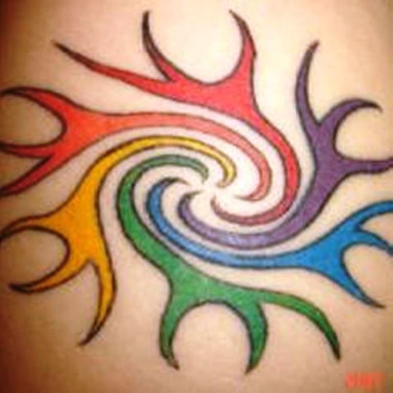 31 tatuaje de sol arcoíris