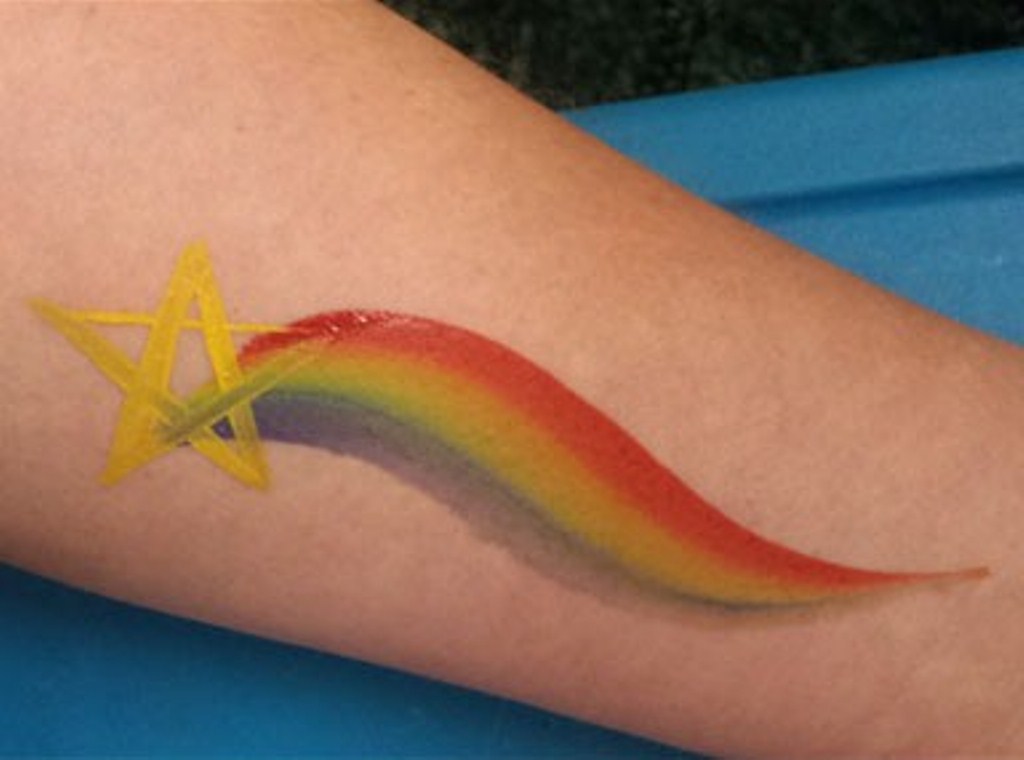 30 tatuaje de estrella arcoíris