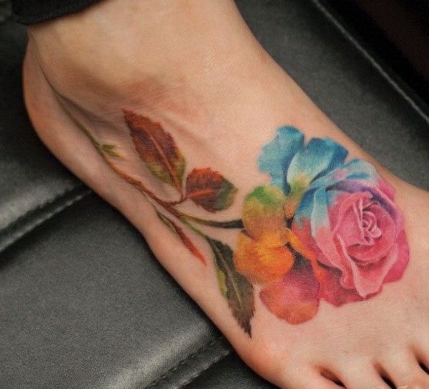 27 diseños de tatuajes de rosas arcoíris