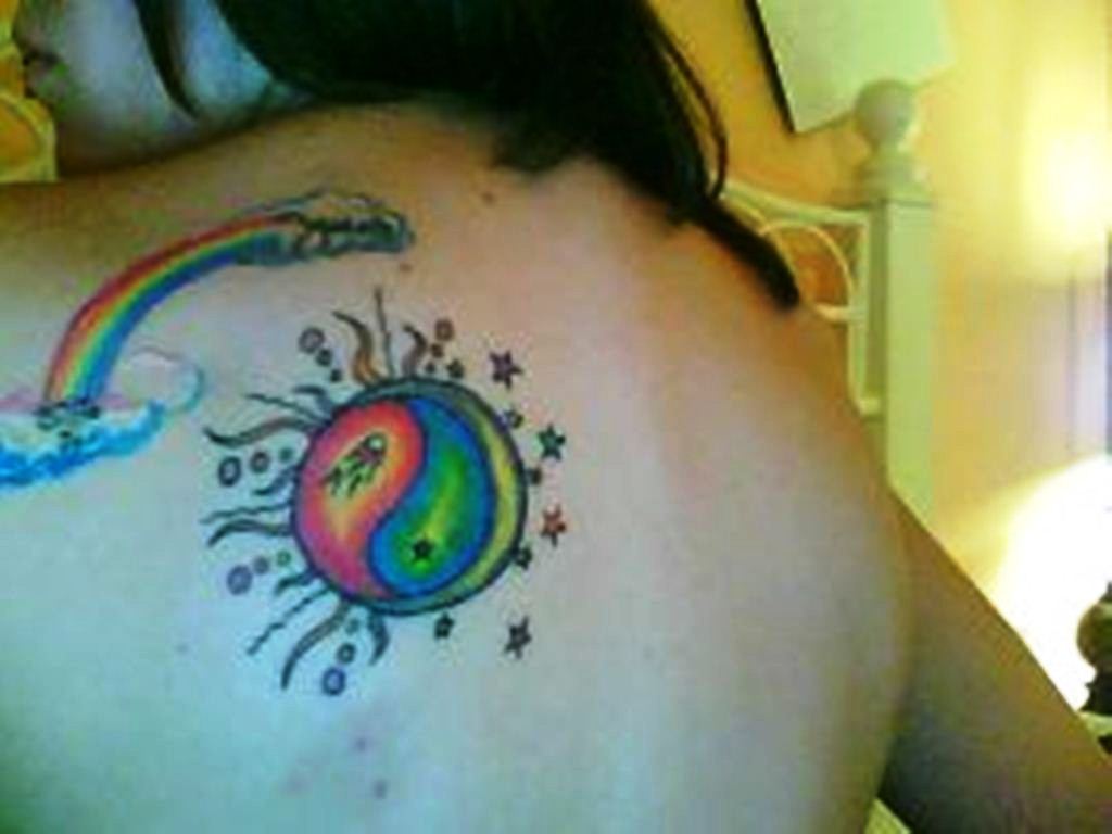 42 tatuaje de arco iris yin yang
