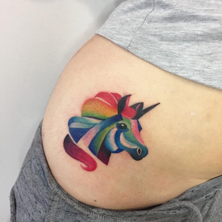 44 Unicornio Arcoiris Tatuaje