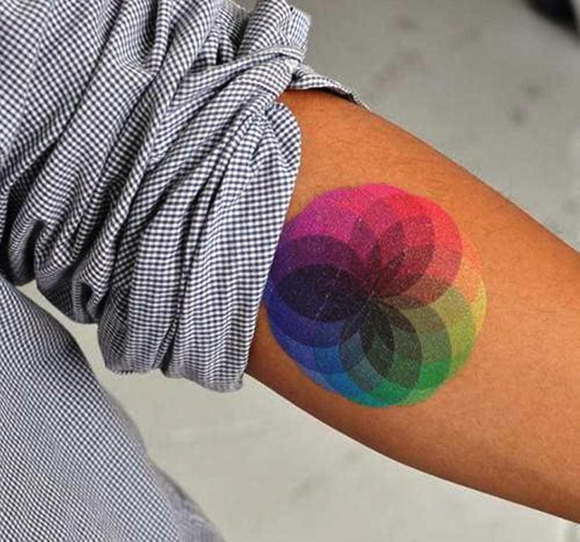 38 tatuaje de acuarela de arco iris