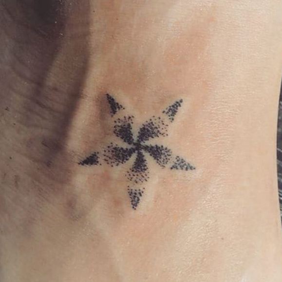 Tatuajes de estrellas femeninas en el tobillo