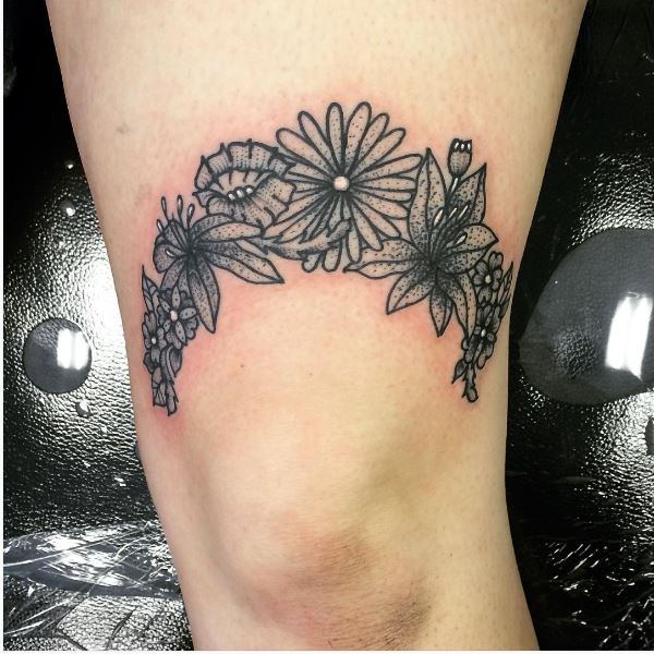 Diseño de tatuajes de liga de flores pequeñas en el muslo