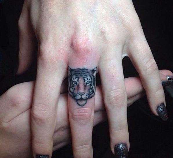 Tatuajes En El Dedo De León