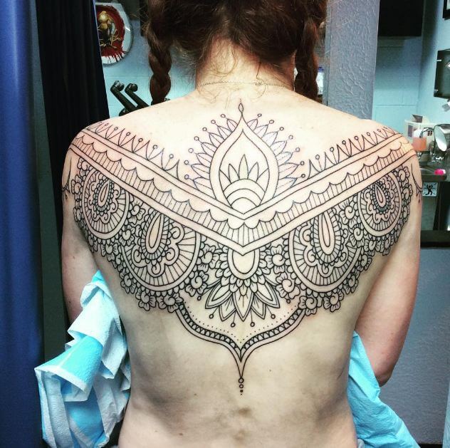 Tatuaje De Henna En La Espalda