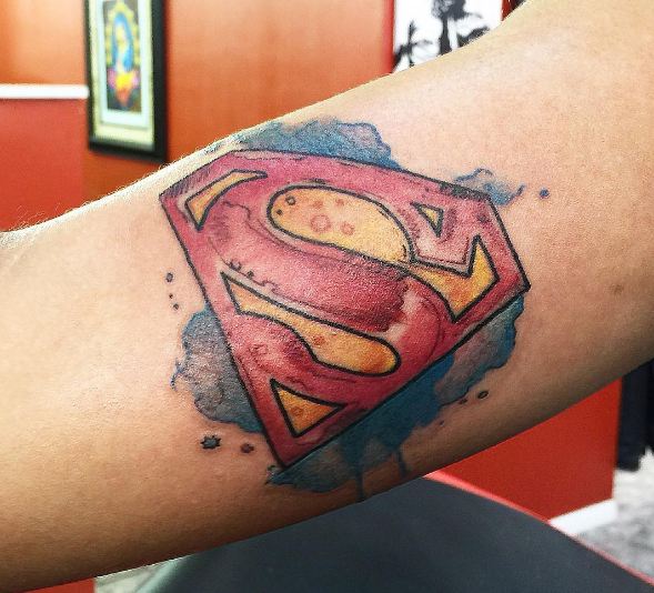Tatuajes De Bíceps De Superman En Acuarela