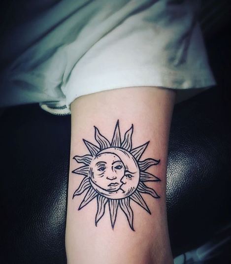 Tatuajes De Sol Y Luna En El Bíceps