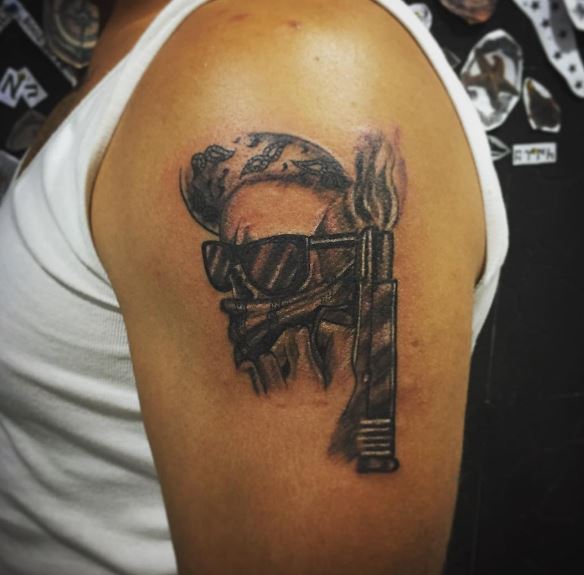 Diseño de tatuajes de gangsta en bíceps