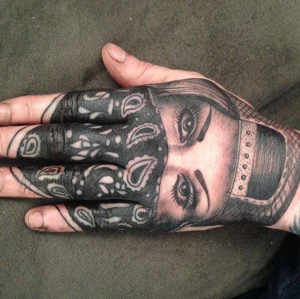 Diseño de tatuajes gangsta en las manos