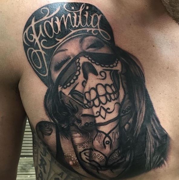Gangsta Tattoos Designa en el pecho