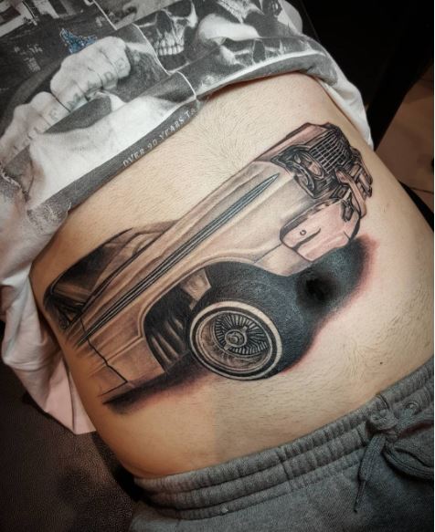 Diseño de tatuajes de coche de gángster en el estómago