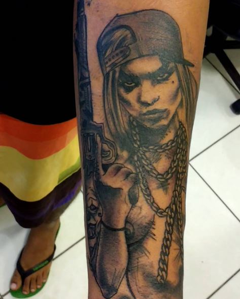 Diseño de tatuajes mexicanos gangsta en brazos