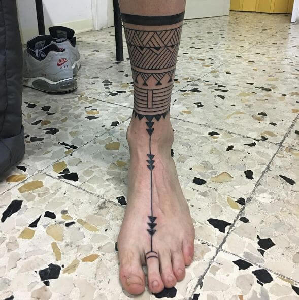 Geniales tatuajes maoríes en la pierna
