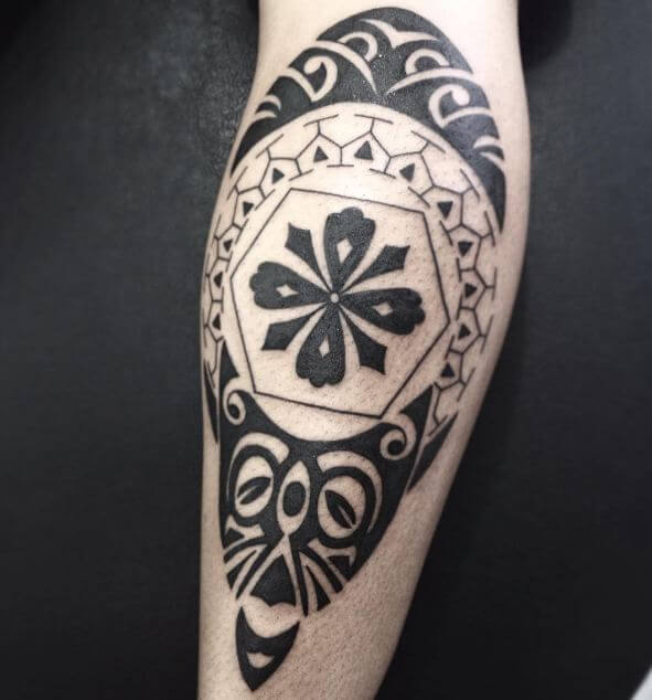 Flor con tatuajes maoríes