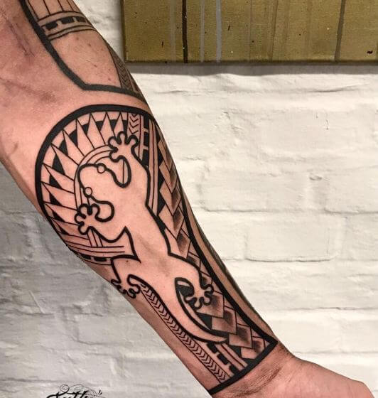 Tatuajes geométricos maoríes en el antebrazo