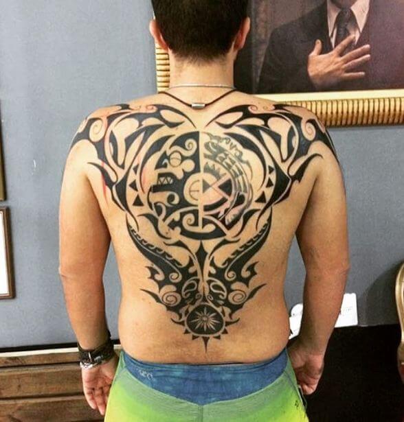 Tatuajes maoríes en la espalda completa para hombres