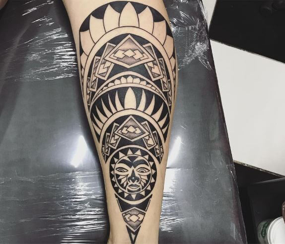 Tatuajes maoríes en la pierna para niñas