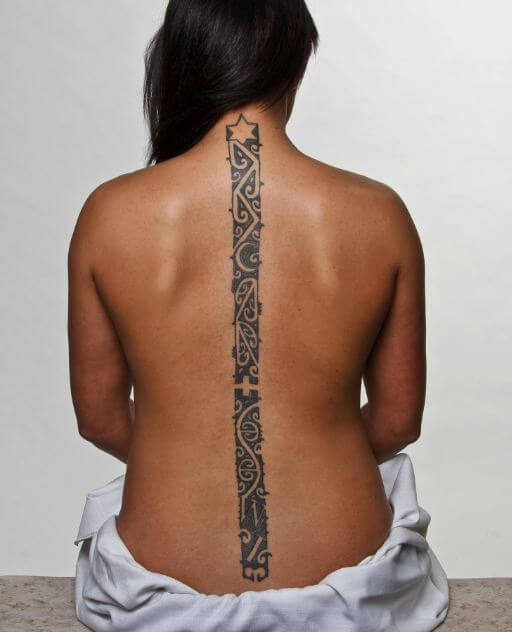 Tatuajes Maoríes En La Columna Vertebral