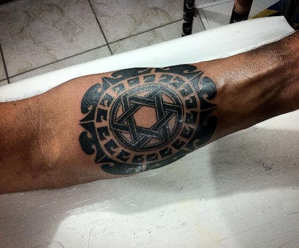 Tatuajes de estrellas maoríes en el antebrazo