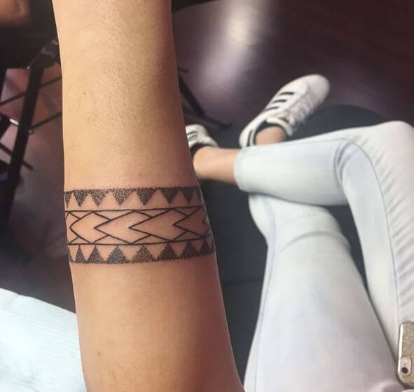 Envuelva alrededor de los tatuajes maoríes