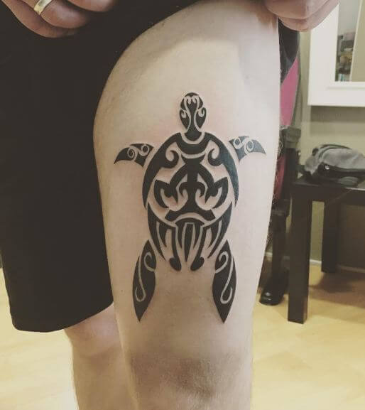 Tatuajes de tortugas maoríes en el muslo