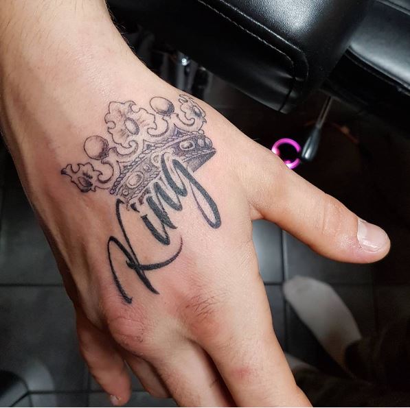 El mejor diseño de tatuajes de rey en las manos