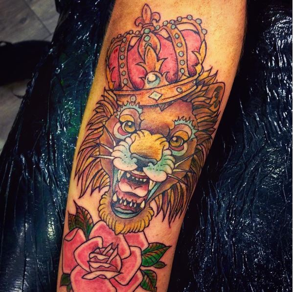 Diseño de tatuajes de rey colorido e ideas para la mano