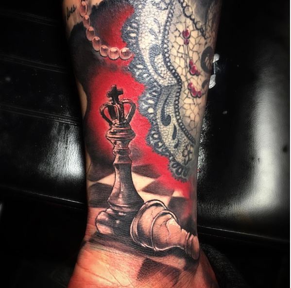 Diseño de tatuajes de rey de ajedrez en el brazo