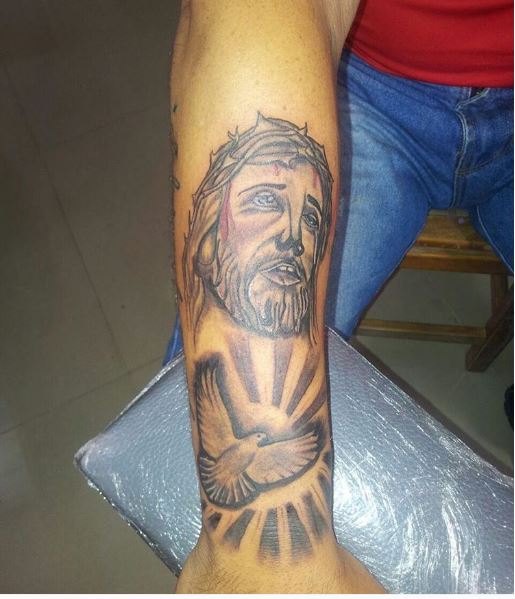Diseño de tatuajes de rey de Jesús en las manos