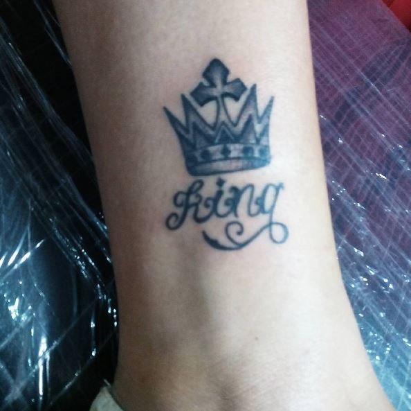 Diseño de tatuajes de corona de rey en el tobillo