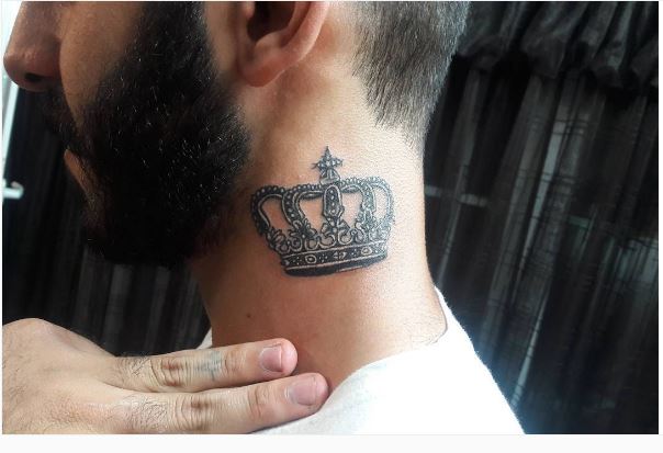 Diseño de tatuajes de corona de rey en el cuello