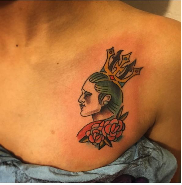 Diseño de tatuajes de rey para mujeres