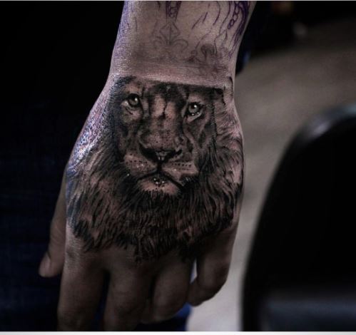 Diseño de tatuajes de león en las manos