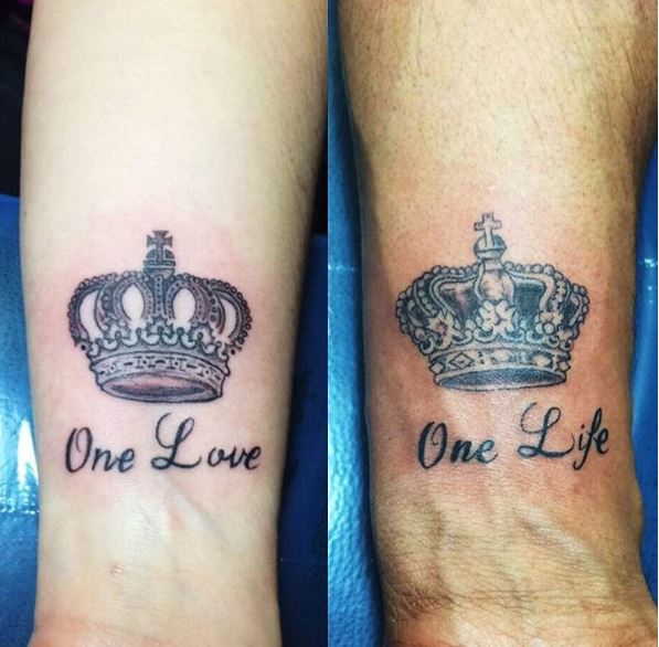 Diseño de tatuajes de Loving The King en las manos