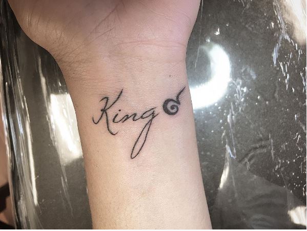Diseño de tatuajes de fuente simple King para hombres