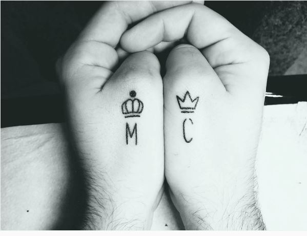 Diseño de tatuajes de Tiny King en las manos