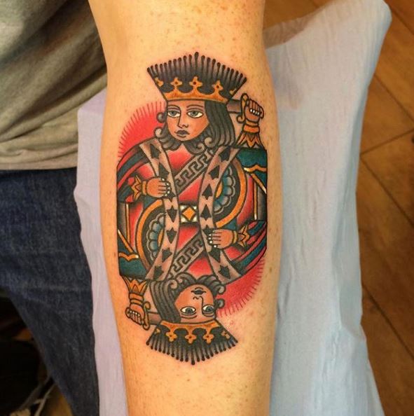 Diseño de tatuajes de rey de tarjeta tradicional en brazos