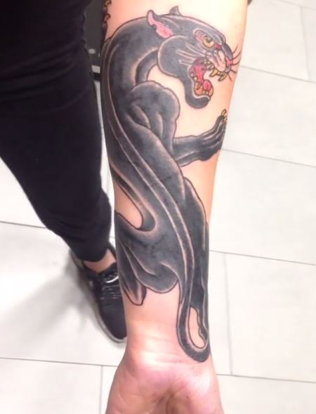 Tatuaje de pantera en el brazo 2