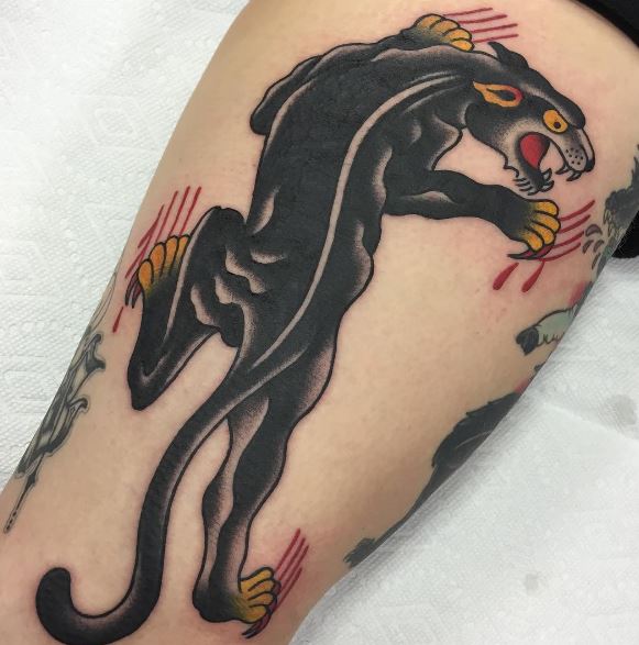 Tatuaje de pantera en el brazo
