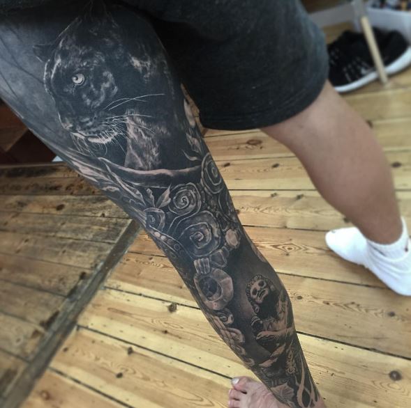 Tatuaje de pantera en la pierna