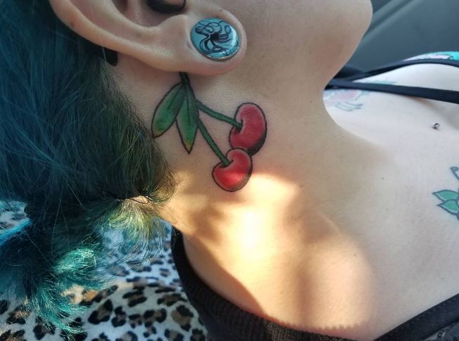 Los mejores tatuajes de cereza en la oreja detrás