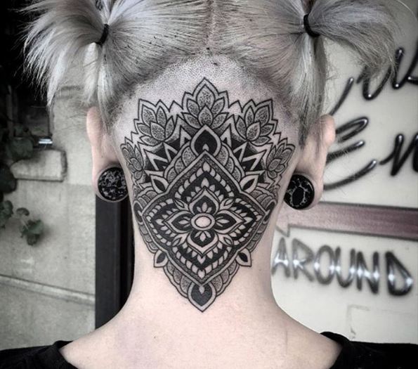 Mejores increíbles tatuajes de mandala en la espalda