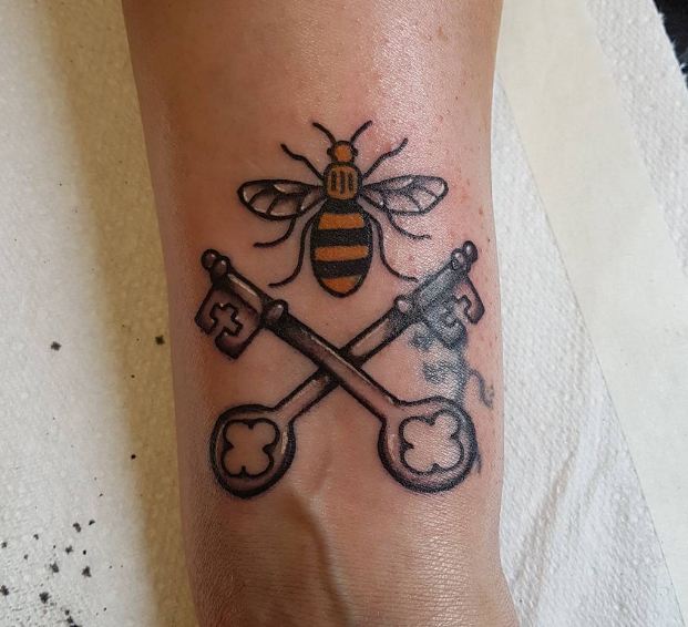 Mejor clave con tatuajes de abejas