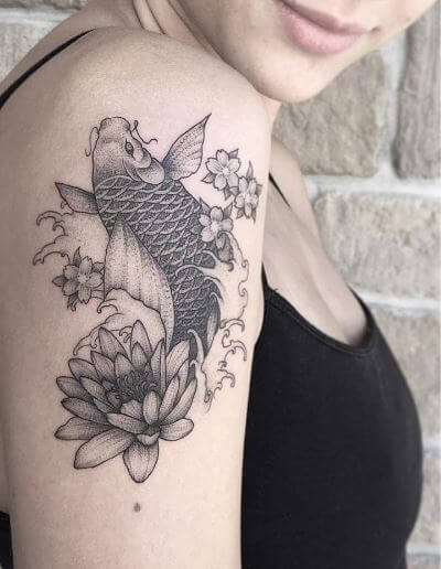 Tatuaje de pez koi en el brazo 12