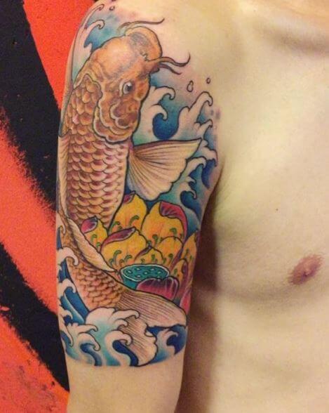 Tatuaje de pez koi en el brazo 4