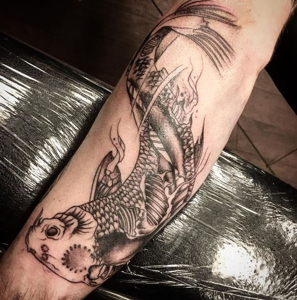 Tatuaje de pez koi en el brazo 7