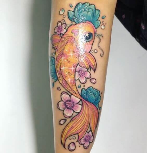 Tatuaje de pez koi en el brazo 16