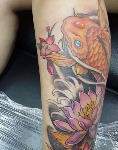 Tatuaje de pez koi en el brazo 15