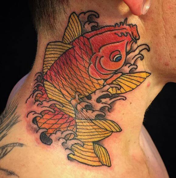 Tatuaje de pez koi en el cuello